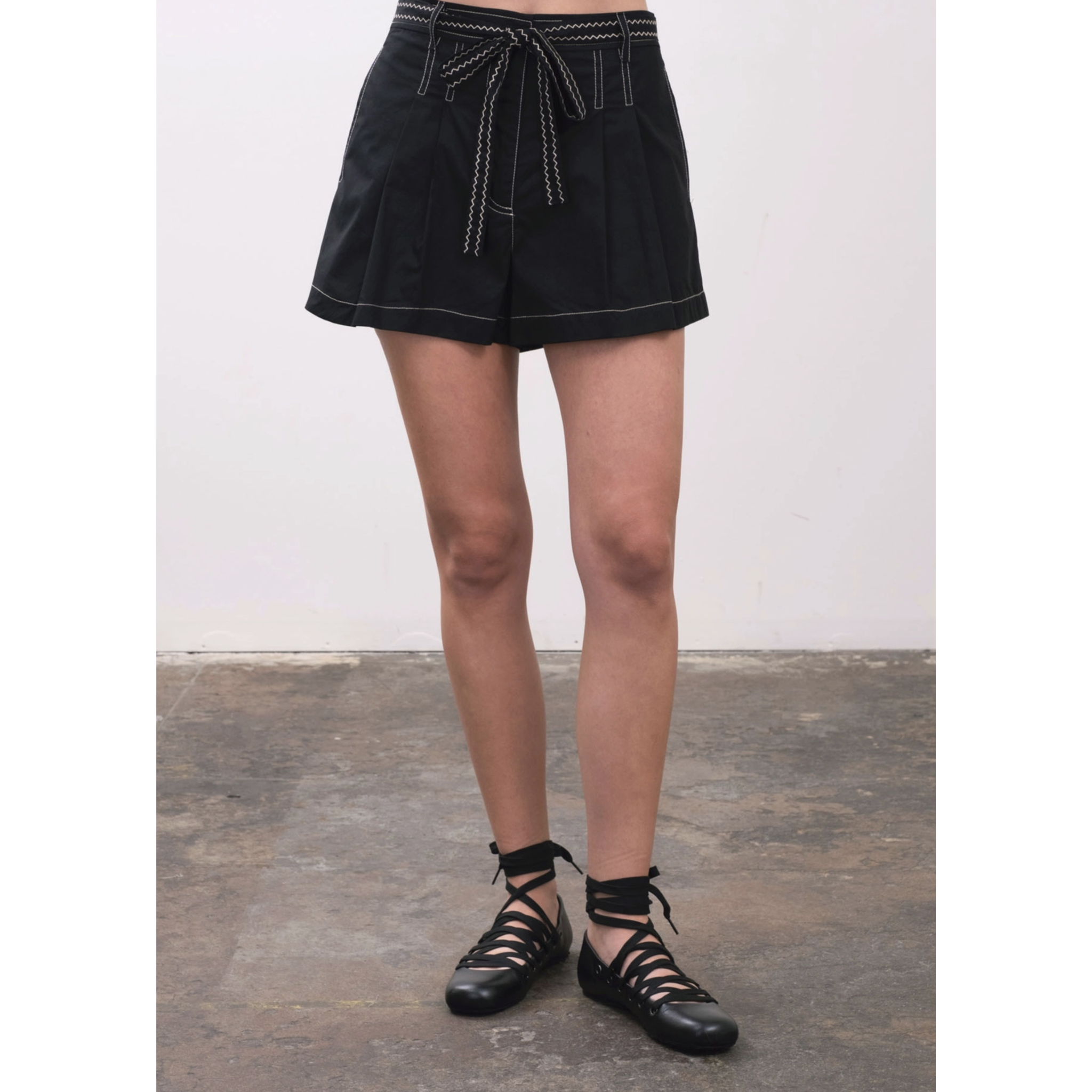 Belt Tie Contrast Detail Pleated Mini Shorts